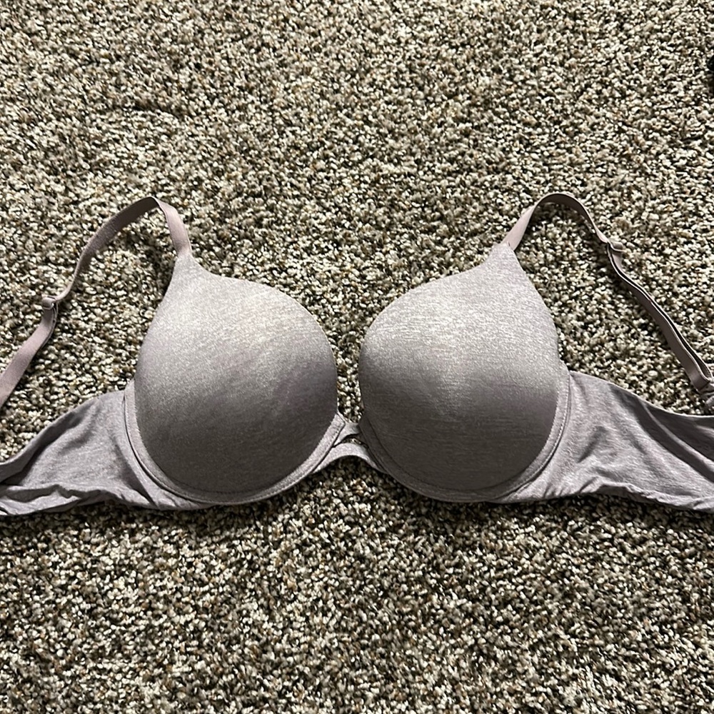 Victoria’s Secret 34D perfect coverage bra. In perfect condition.